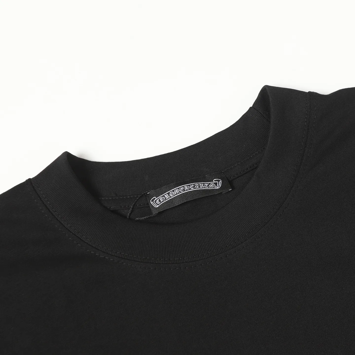 🅿️170 CHROME HEARTS/Chrome Heart CH Sanskrit printed short-sleeved T-shirt on the chest The fabric is made of 280g heavy combed cotton, customized with 32 count 1*1 threads. The garment is washed twice. The fabric is comfortable and skin-friendly without any strange feeling. Custom dyed fabric, with high textile density, good drape and not easy to deform. The thick texture and compact spinning process will not affect the breathability of the fabric. The saturation of the color is very high. Imported digital direct-injection printing technology. A versatile and good-looking short sleeve. The loose fit covers the flesh and makes you slim. Size: XS-L